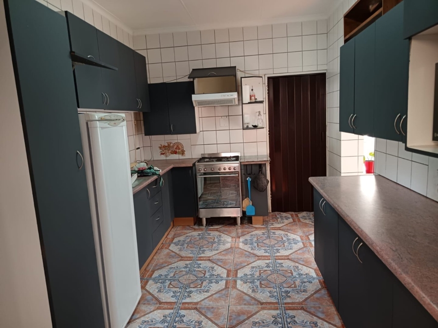 5 Bedroom Property for Sale in Rooihuiskraal Gauteng