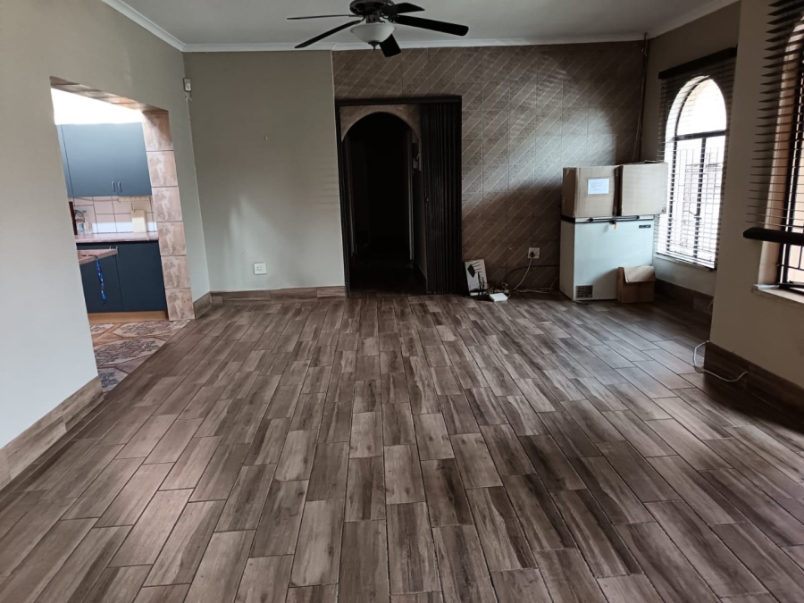 5 Bedroom Property for Sale in Rooihuiskraal Gauteng