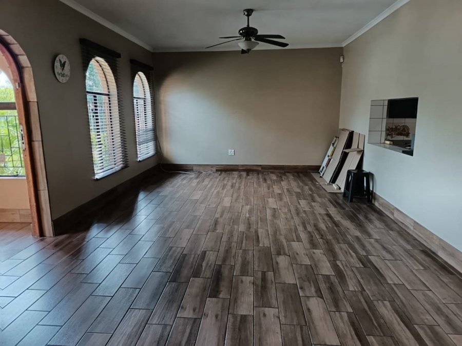 5 Bedroom Property for Sale in Rooihuiskraal Gauteng