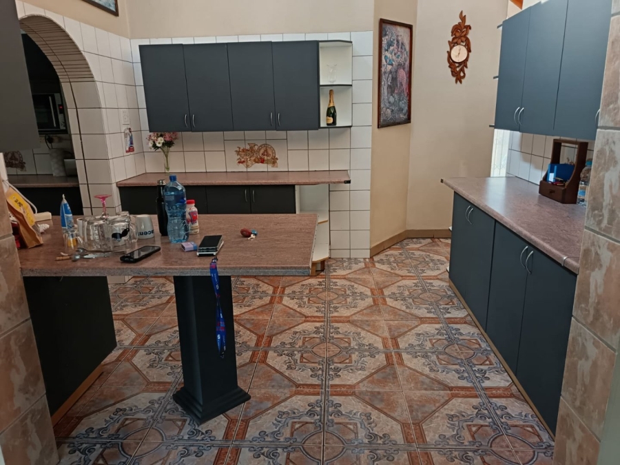5 Bedroom Property for Sale in Rooihuiskraal Gauteng