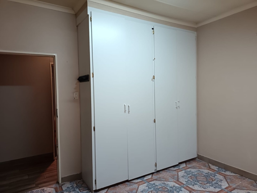 5 Bedroom Property for Sale in Rooihuiskraal Gauteng
