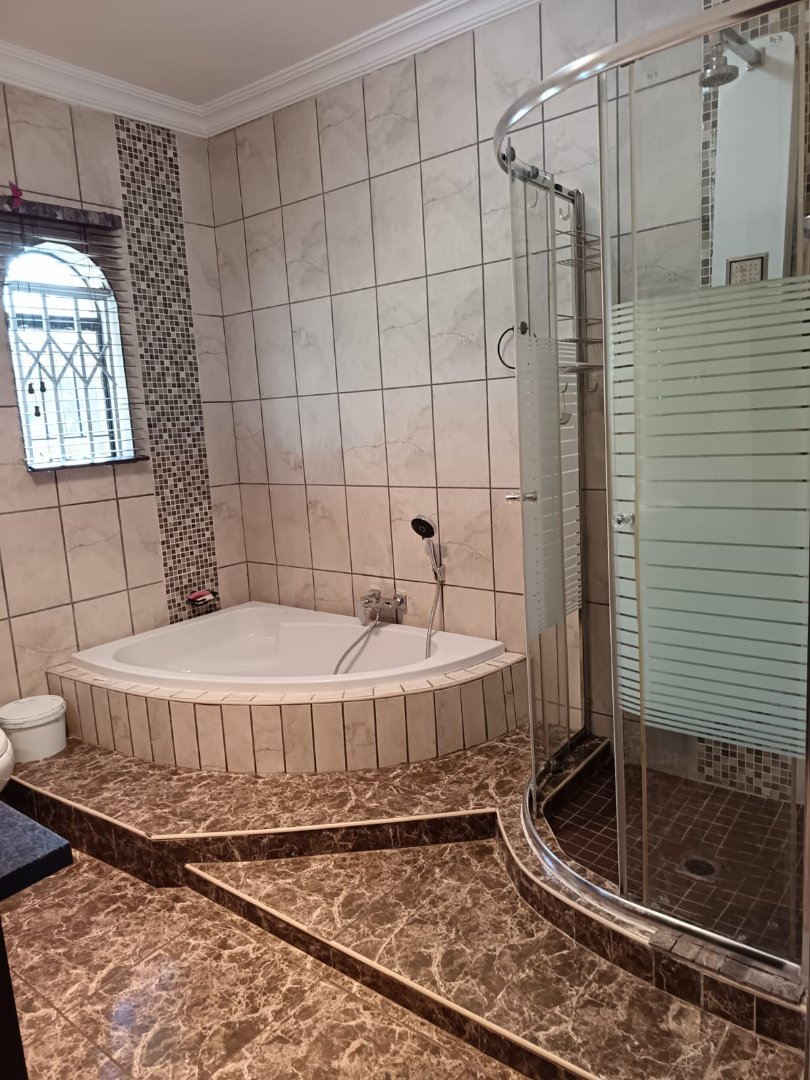 5 Bedroom Property for Sale in Rooihuiskraal Gauteng