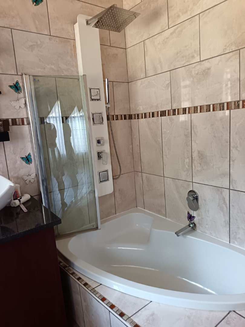 5 Bedroom Property for Sale in Rooihuiskraal Gauteng