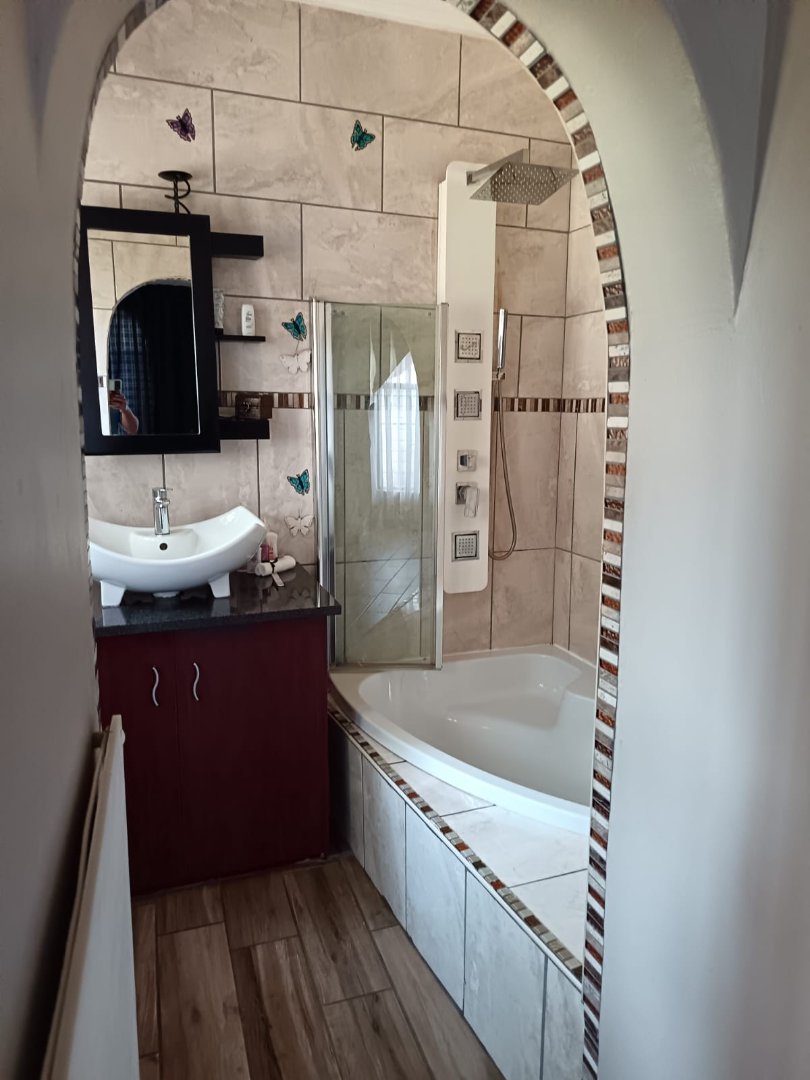 5 Bedroom Property for Sale in Rooihuiskraal Gauteng