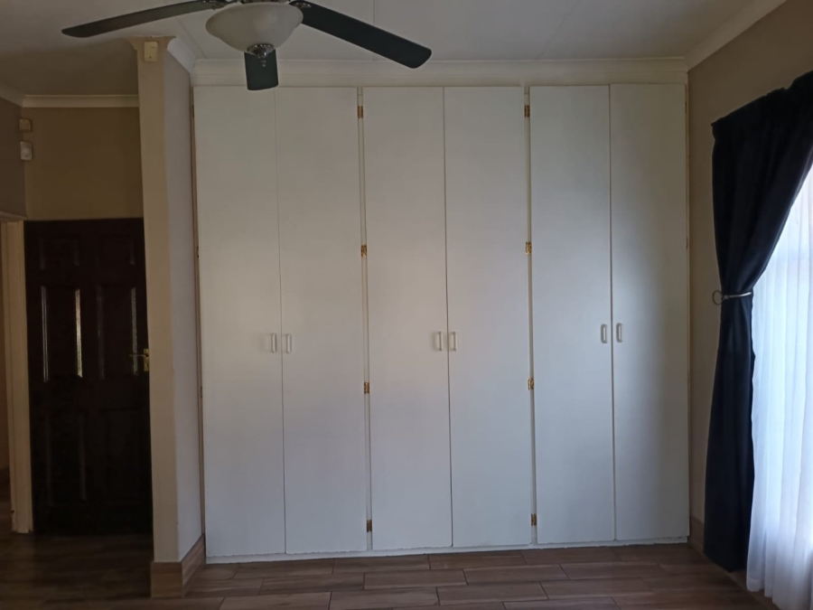 5 Bedroom Property for Sale in Rooihuiskraal Gauteng