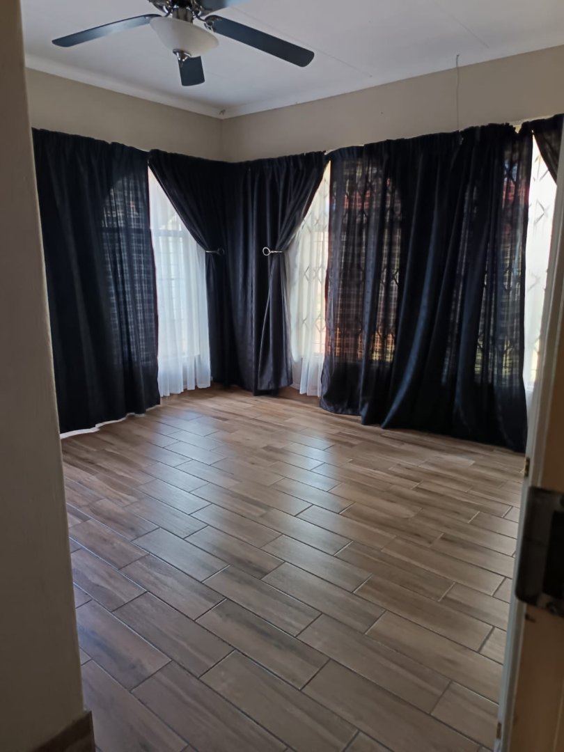 5 Bedroom Property for Sale in Rooihuiskraal Gauteng