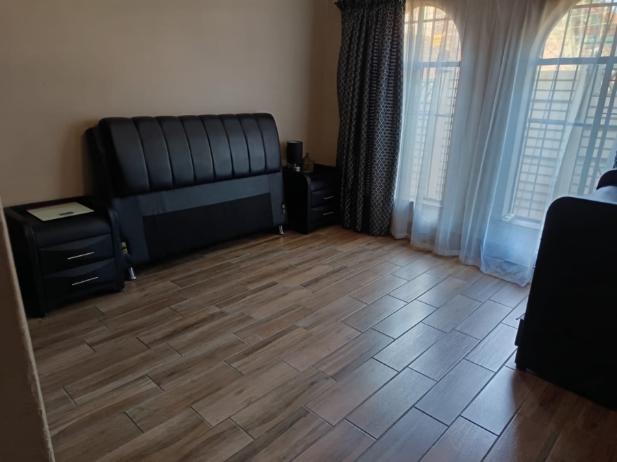 5 Bedroom Property for Sale in Rooihuiskraal Gauteng