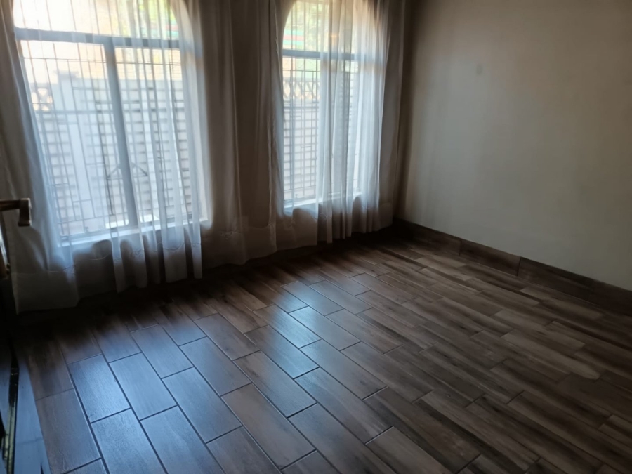 5 Bedroom Property for Sale in Rooihuiskraal Gauteng