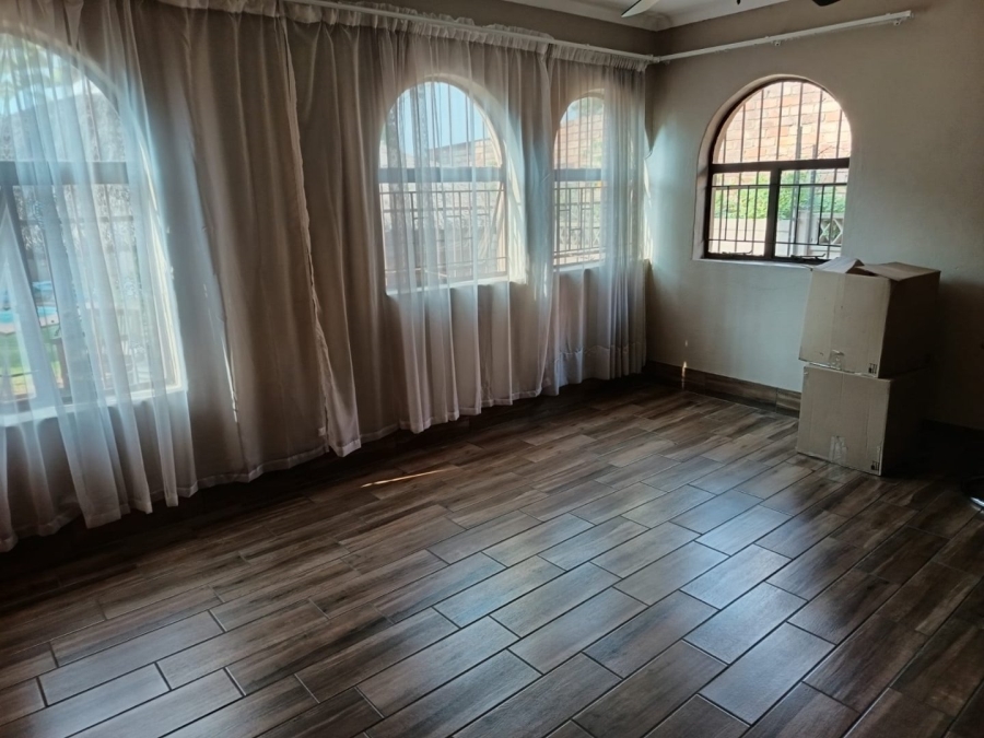5 Bedroom Property for Sale in Rooihuiskraal Gauteng