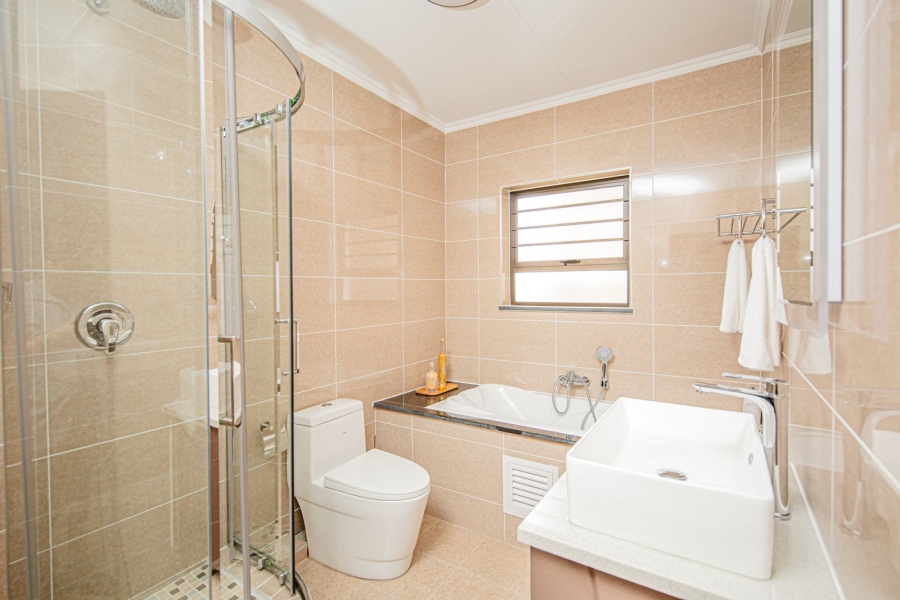 2 Bedroom Property for Sale in Blue Hills Gauteng