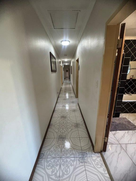 5 Bedroom Property for Sale in Mountain View Gauteng