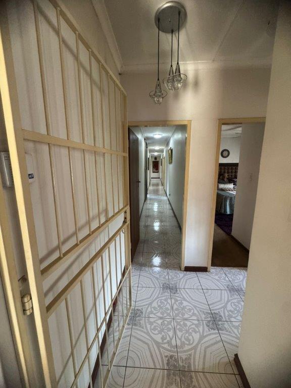 5 Bedroom Property for Sale in Mountain View Gauteng