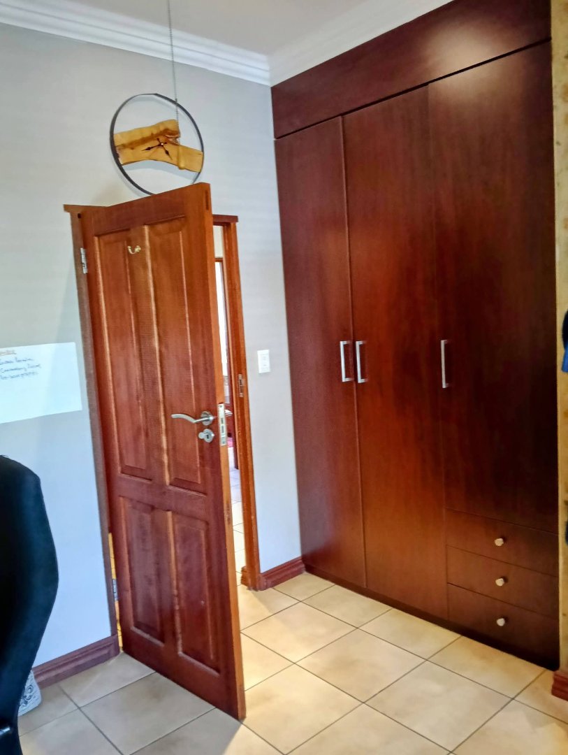 5 Bedroom Property for Sale in Amberfield Manor Gauteng