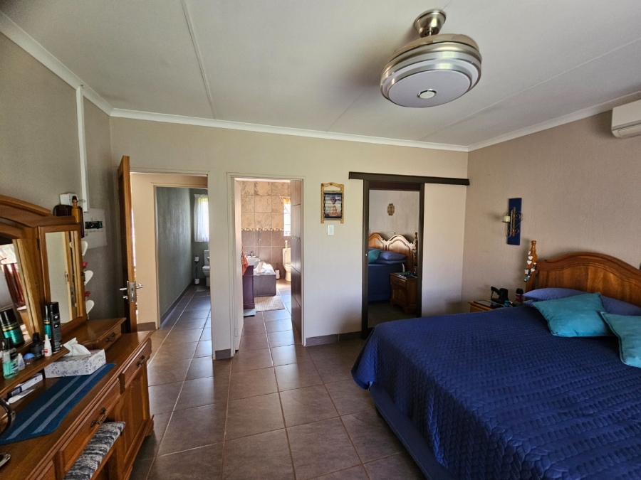 5 Bedroom Property for Sale in Kameeldrift East Gauteng