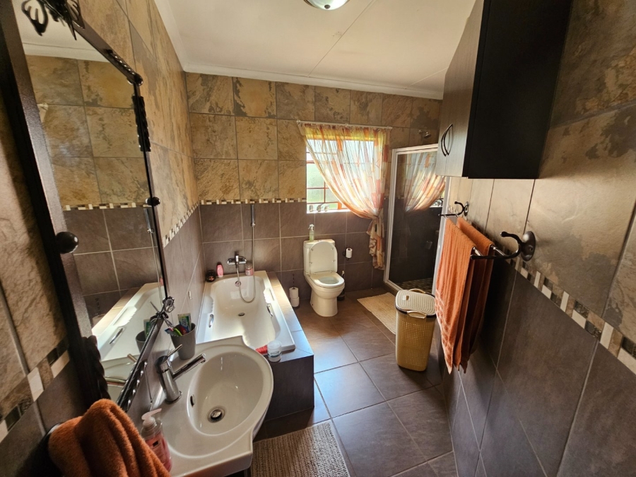 5 Bedroom Property for Sale in Kameeldrift East Gauteng