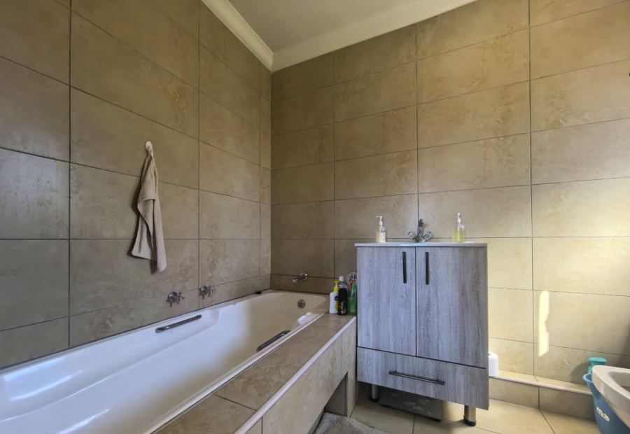 2 Bedroom Property for Sale in Lonehill Gauteng
