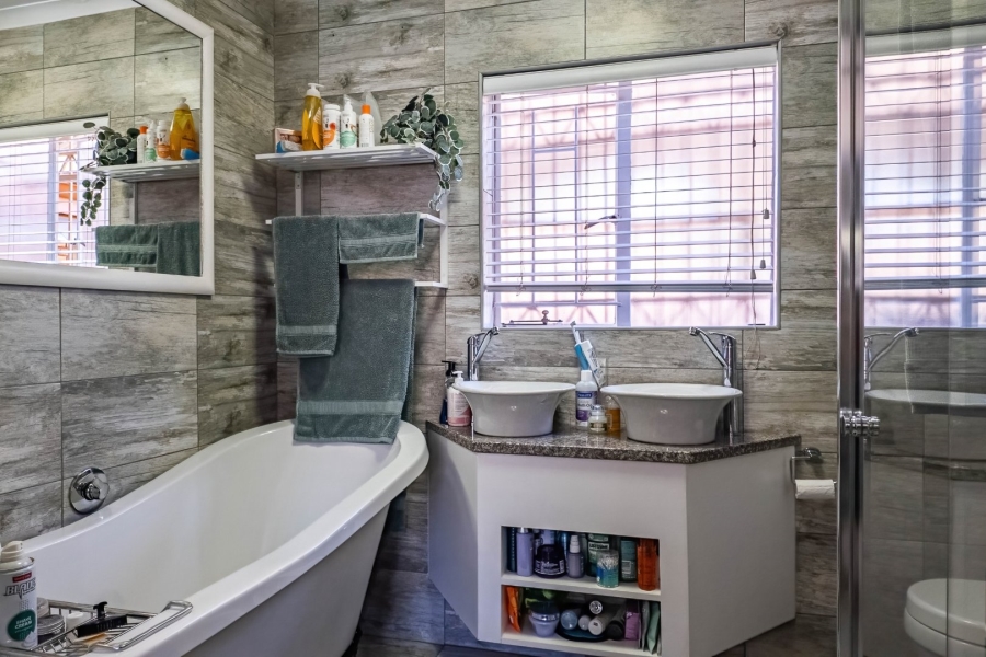 4 Bedroom Property for Sale in Ninapark Gauteng