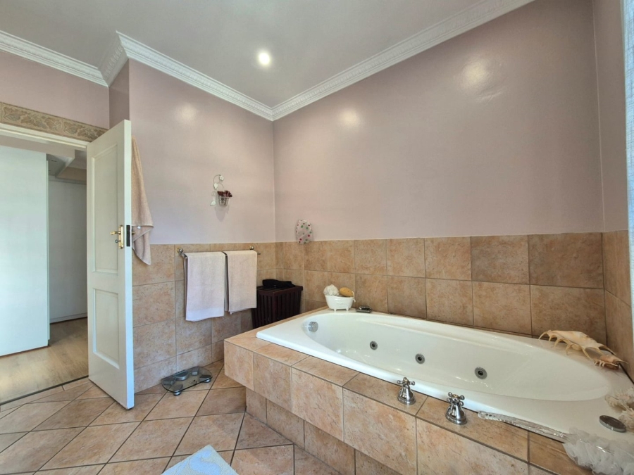 4 Bedroom Property for Sale in Woodhill Estate Gauteng