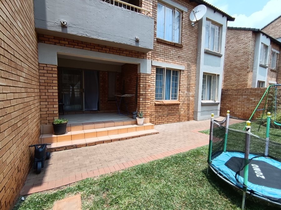 2 Bedroom Property for Sale in Monavoni Gauteng