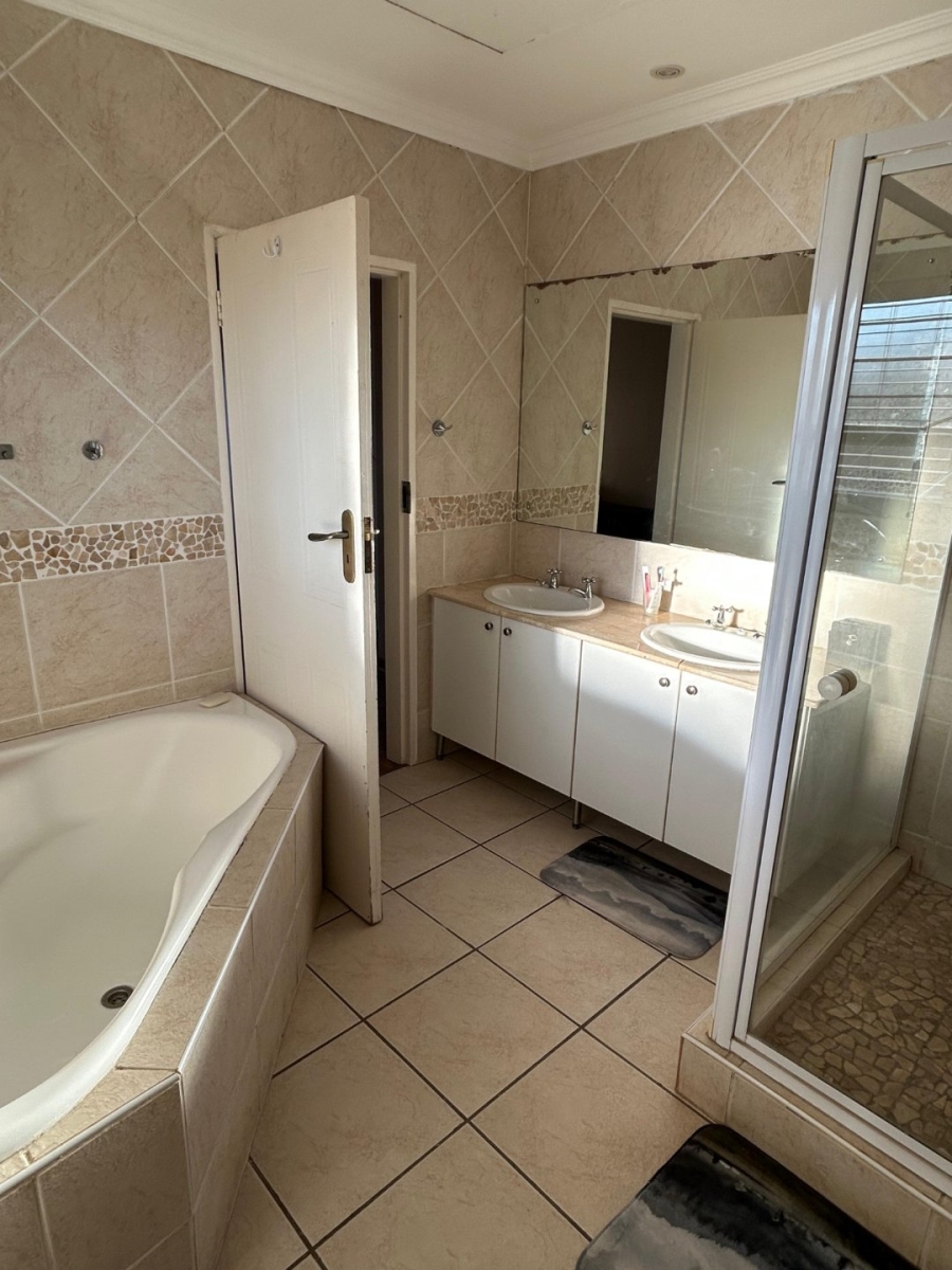 4 Bedroom Property for Sale in Faerie Glen Gauteng