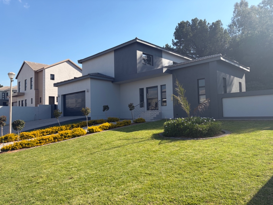 4 Bedroom Property for Sale in Blue Hills AH Gauteng