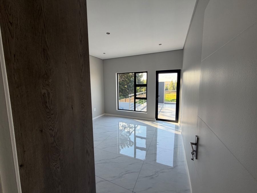 4 Bedroom Property for Sale in Blue Hills AH Gauteng
