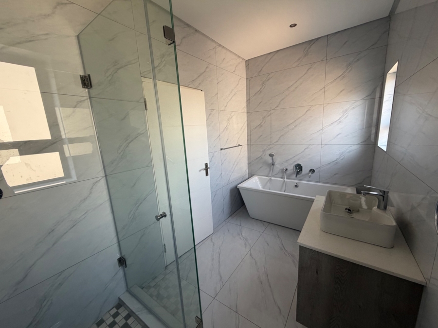 4 Bedroom Property for Sale in Blue Hills AH Gauteng