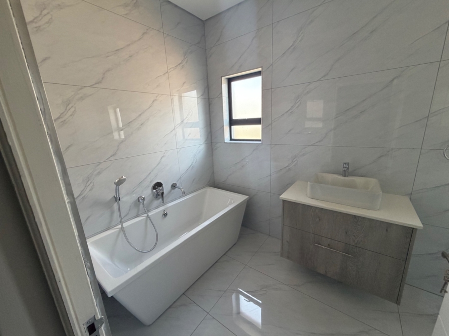 4 Bedroom Property for Sale in Blue Hills AH Gauteng