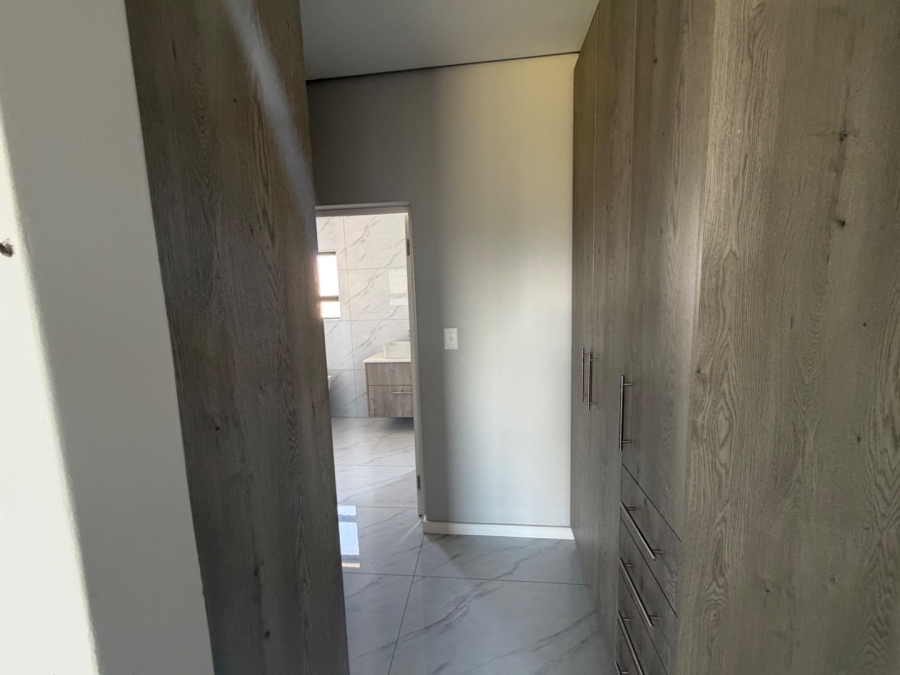 4 Bedroom Property for Sale in Blue Hills AH Gauteng