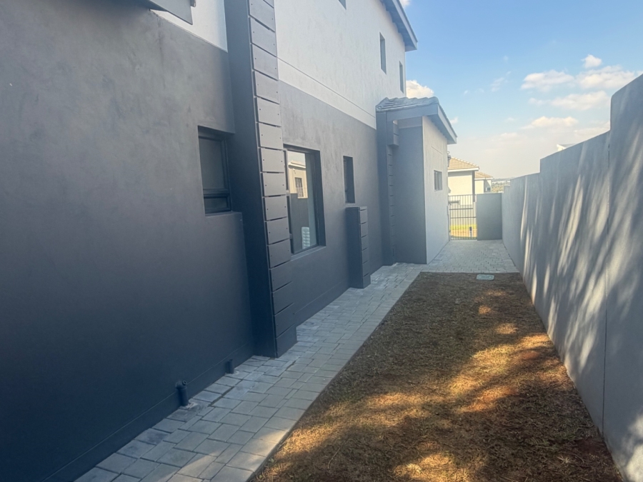 4 Bedroom Property for Sale in Blue Hills AH Gauteng