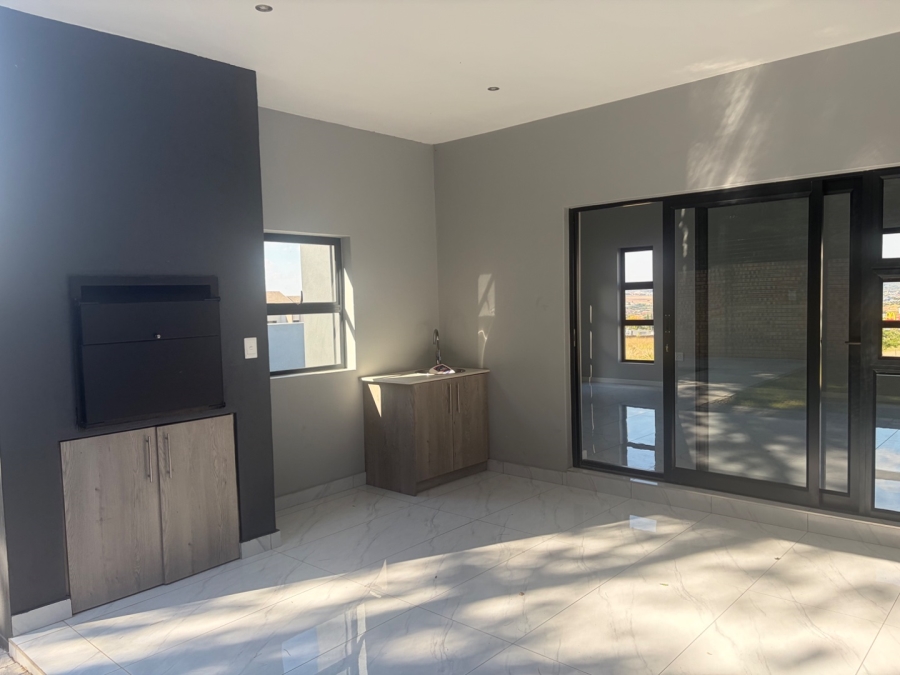4 Bedroom Property for Sale in Blue Hills AH Gauteng