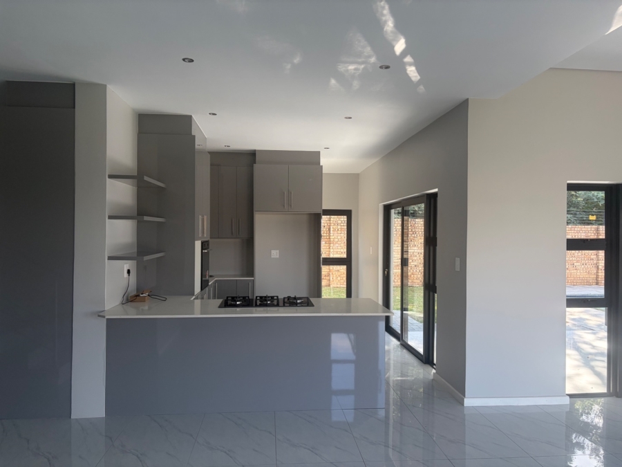 4 Bedroom Property for Sale in Blue Hills AH Gauteng