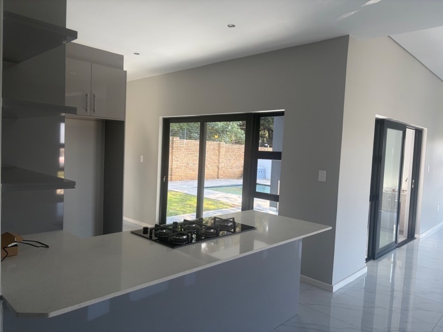 4 Bedroom Property for Sale in Blue Hills AH Gauteng