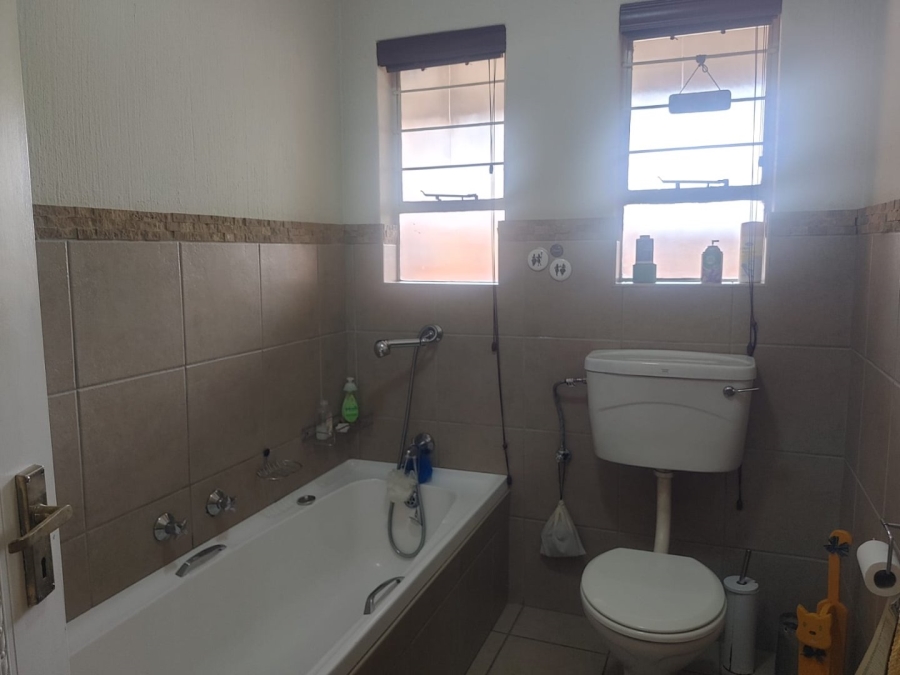 2 Bedroom Property for Sale in Wilro Park Gauteng