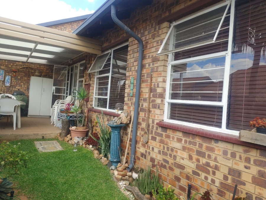 2 Bedroom Property for Sale in Wilro Park Gauteng