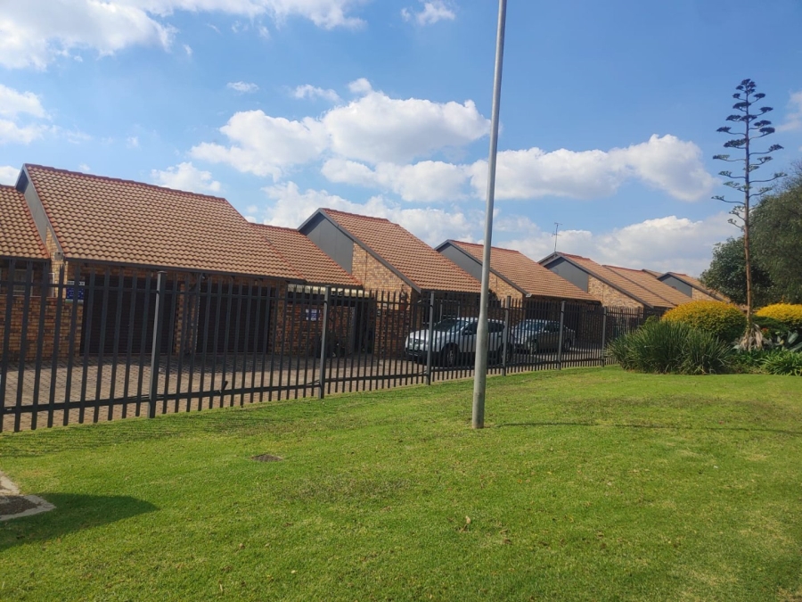 2 Bedroom Property for Sale in Wilro Park Gauteng