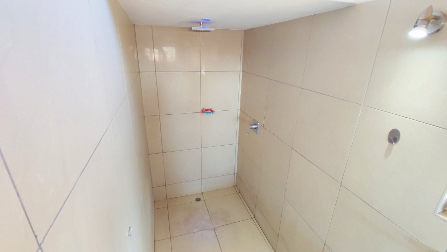 1 Bedroom Property for Sale in Rooihuiskraal North Gauteng