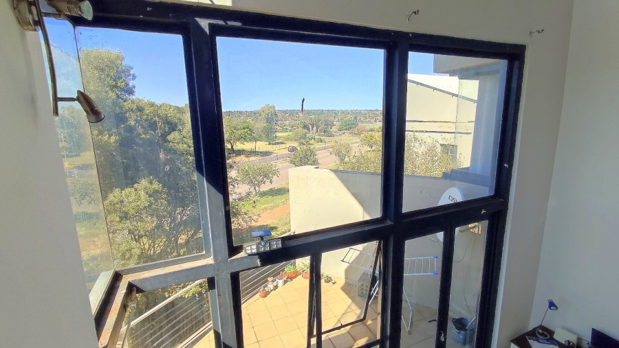 1 Bedroom Property for Sale in Rooihuiskraal North Gauteng