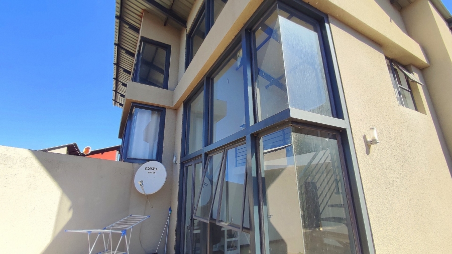 1 Bedroom Property for Sale in Rooihuiskraal North Gauteng