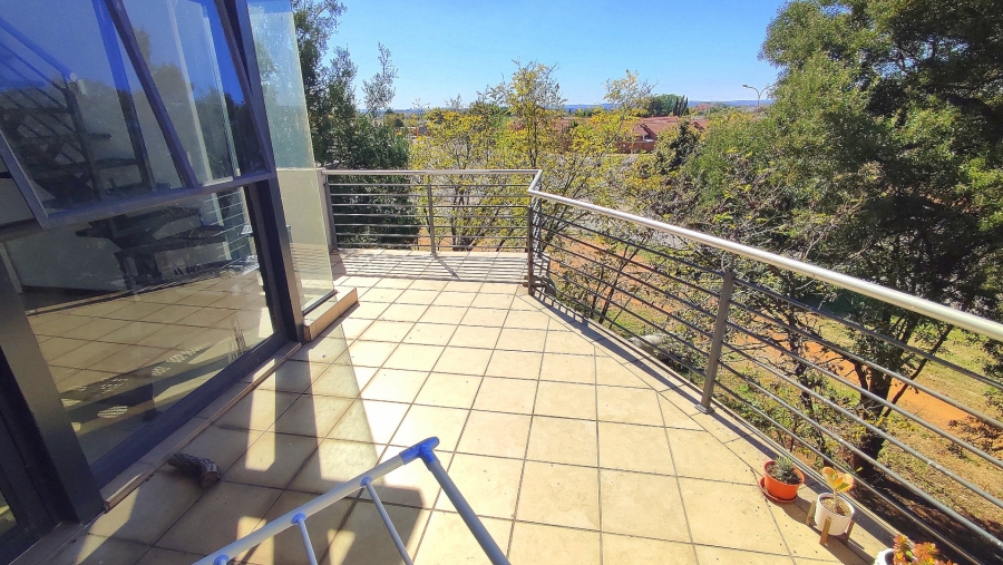 1 Bedroom Property for Sale in Rooihuiskraal North Gauteng