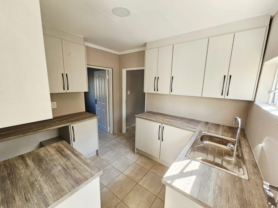 To Let 2 Bedroom Property for Rent in Monavoni Gauteng