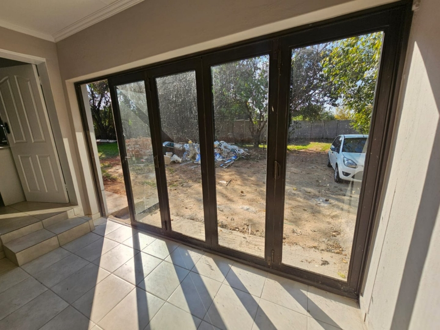 To Let 2 Bedroom Property for Rent in Monavoni Gauteng