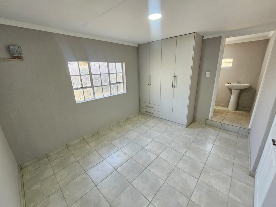 To Let 2 Bedroom Property for Rent in Monavoni Gauteng
