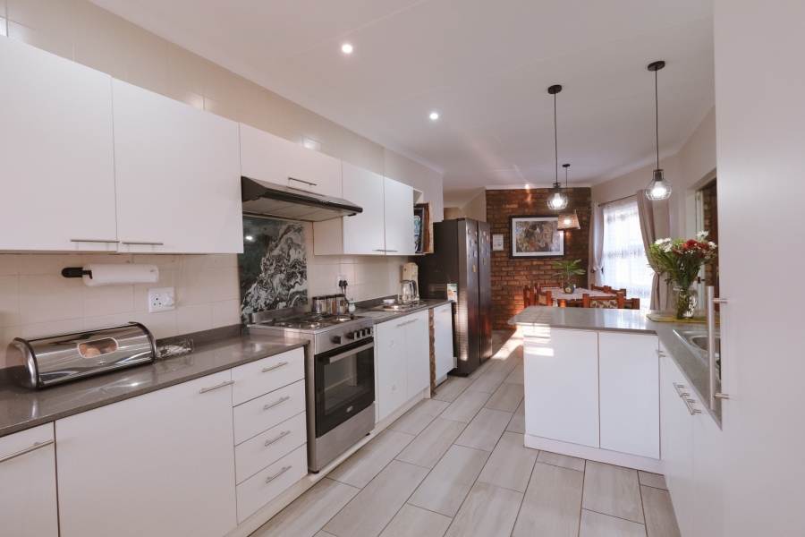 3 Bedroom Property for Sale in Oakdene Gauteng