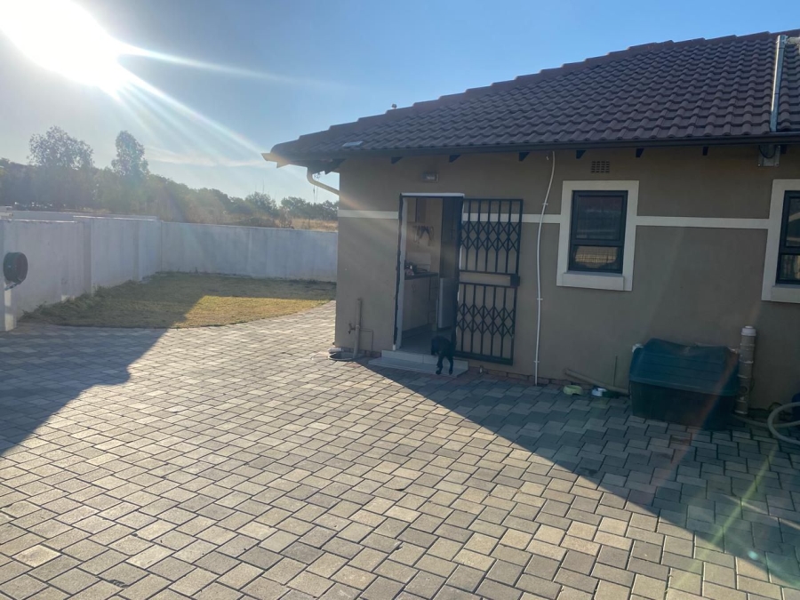To Let 3 Bedroom Property for Rent in Blue Hills Gauteng