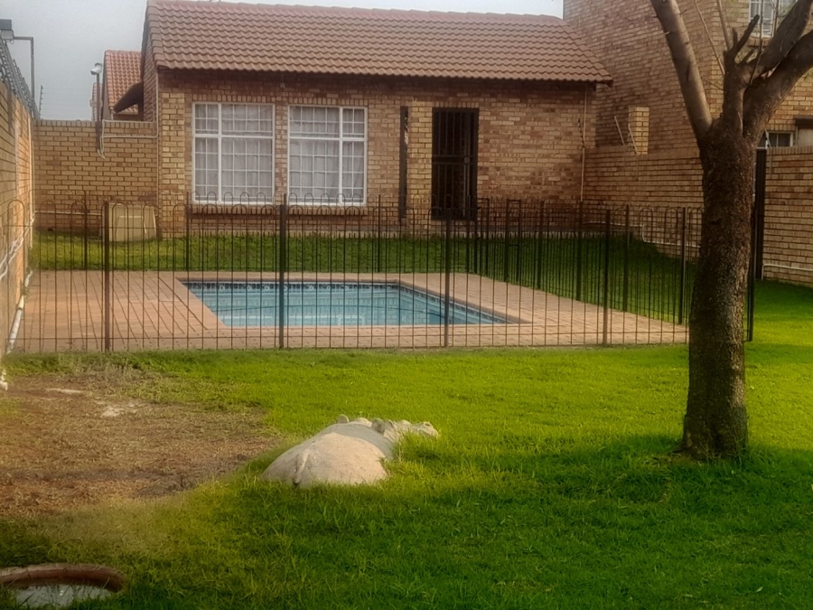 2 Bedroom Property for Sale in The Reeds Gauteng