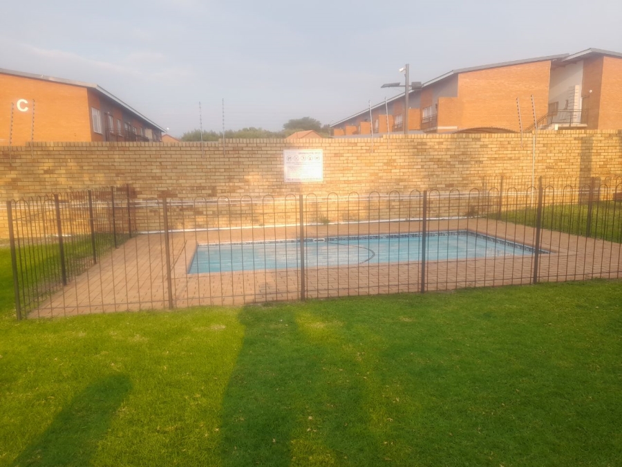 2 Bedroom Property for Sale in The Reeds Gauteng