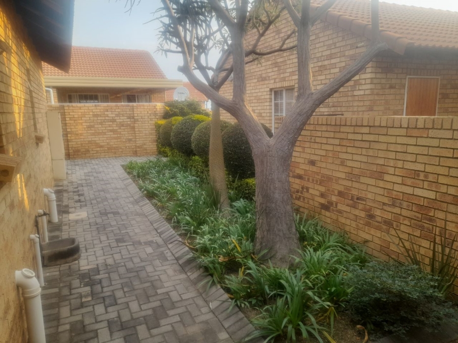 2 Bedroom Property for Sale in The Reeds Gauteng