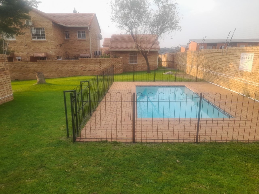 2 Bedroom Property for Sale in The Reeds Gauteng