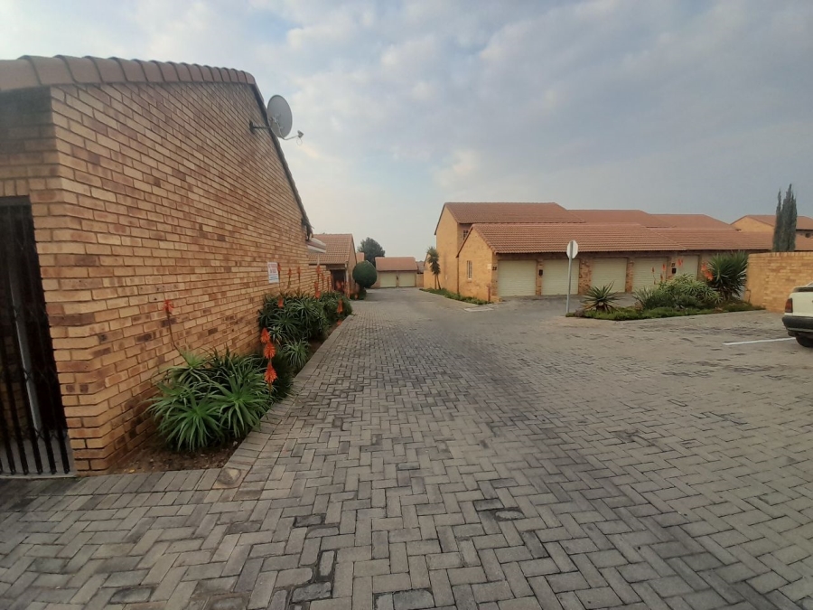 2 Bedroom Property for Sale in The Reeds Gauteng